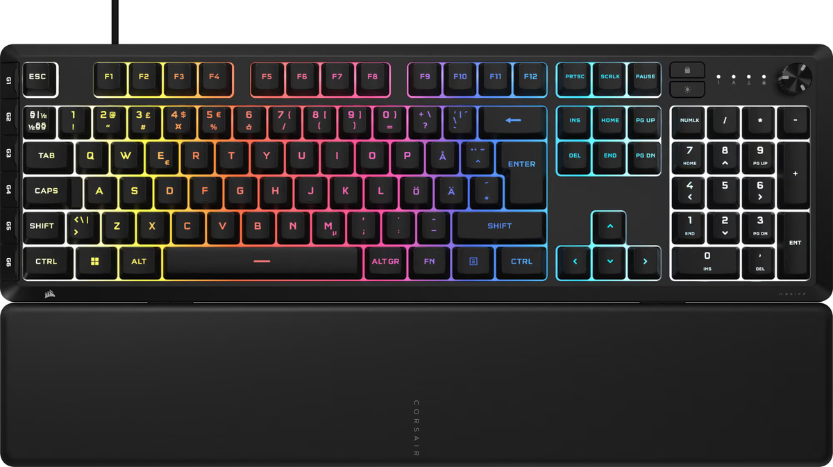 Corsair SKIFF 100 PLUS med nordiske taster, numerisk tastatur og håndledsstøtte på hvid baggrund